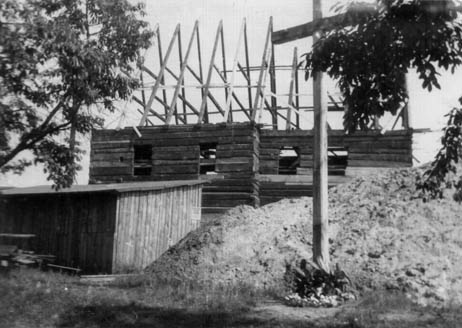 Krzyż przy kościele podczas rekonstrukcji